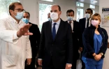 Le Premier ministre français Jean Castex (C) et le ministre de la Santé Olivier Véran (C) lors d'une visite dans un hôpital de Marseille le 24 octobre 2020
