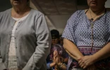Des fidèles prient lors d'une "retraite exorciste" à Fatima, le 30 mai 2026 au Portugal