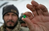 Un homme montre une émeraude dans la vallée de Mikeni, dans le Panchir afghan, le 12 janvier 2022