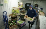 Préparation de caisses de fruits et légumes dans l'entrepôt de la société Natoora, au sud de Londres, le 5 décembre 2018