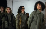 Des mannequins se préparent au défilé Raeburn, lors de la Fashion week hommes de Londres, le 6 janvier 2019