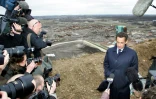 Le ministre de l'Intérieur Nicolas Sarkozy sur le site de l'ancienne fonderie Metaleurop le 13 avril 2006