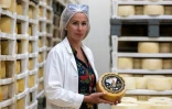Ruzica Gligora, directrice de la fromagerie "Sirana Gligora", montre une meule de fromage de Pag à Kolan, sur l'île de Pag, le 11 juin 2025 en Croatie