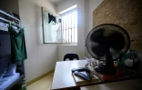 Un ventilateur est posé sur une table dans une cellule du quartier femmes de la prison de Toulouse-Seysses, le 7 août 2025