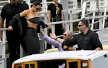 Les personnalités médiatiques américaines Kim Kardashian et Kris Jenner montent dans un bateau-taxi après leur arrivée à l'aéroport Marco Polo de Venise, le 26 juin 2025