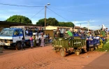Une station de bus à Bouna, près de la frontière avec le Burkina Faso, le 13 octobr 2025 dans le nord-est de la Côte d'Ivoire