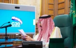 Photo distribuée par le palais saoudien montrant le roi Salmane prononçant son discours d'ouverture du G20 en visio-conférence, le 26 mars 2020 à Ryad