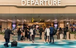 Des voyageurs dans le hall des départs de l'aéroport Changi de Singapour, le 31 mars 2023