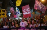 Des manifestants appellent à un cessez-le-feu à Gaza et à la libération des otages, lors d'un rassemblement devant le siège du parti Likoud de Benjamin Netanyahu à Tel-Aviv, le 30 septembre 2025