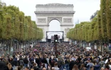Foule sur les Champs Élysées à Paris lors de la journée sans voiture, le 1er octobre 2017