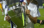 Auteur d'un but en finale face au Bayer Leverkusen, le milieu offensif français Zinédine Zidane a remporté la Ligue des champions avec le club espagnol du Real Madrid, le 15 mai 2002 à Glasgow
