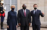 Le président sud-africain Cyril Ramaphosa accueilli au palais de l'Elysée à Paris par son homologue français Emmanuel Macron et son épouse Brigitte, le 17 mai 2021