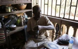 Le guérisseur traditionnel Hassan Kamara prépare l'un de ses remèdes dans un centre de réhabilitation informel qu'il gère à la périphérie de Freetown, le 26 avril 2025 en Sierra Leone