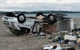 Une caravane renversée par des vents violents sur la plage de Nea Plagia en Grèce où un couple tchèque a été tué le 11 juilet 2019