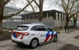 Une voiture de police devant une école juive où une explosion s'est produite, le 14 mars 2026 