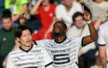 Le joueur de Rennes Arnaud Kalimuendo (à droite) après avoir marqué le troisième but de son équipe lors du match de championnat de France de football contre le SCO Angers au stade  Raymond-Kopa à Angers le 30 mars 2025.
