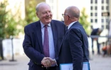 Hervé Marseille (G), président de l'Union centriste au Sénat, serre la main d'Eric Ciotti à leur arrivée à Matignon pour une rencontre avec la Première ministre le 18 septembre 2023
