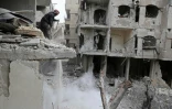 Un Syrien sur le site d'un immeuble détruit par les bombardements du régime à Hammouriyé dans la partie rebelle de la Ghouta orientale, le 22 février 2018