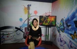 Une Afghane travaillant à TV-Zan, la "télé des femmes", présente une émission musicale, le 24 mai 2017 à Kaboul