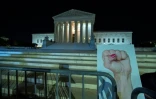 Une affiche de poing levé déposée devant la Cour suprême des Etats-Unis à Washington le 19 septembre 2020 en hommage à sa doyenne décédée Ruth Bader Ginsburg