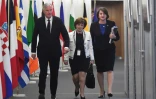 Arlene Foster, cheffe de file du DUP (à droite), accompagnée de la députée européenne du DUP Diande Dodds (au centre) et du négociateur du Brexit pour l'UE, Michel Barnier, le 9 octobre 2018, à Bruxelles