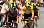 Le Slovène Primoz Roglic mène devant son compatriote et maillot jaune Tadej Pogacar, lors de la 11e étape du Tour de France, entre Albertville et le Col du Granon