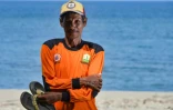 Muhammad Saleh, un survivant du tsunami de 2004, sur une plage près de son village de Lambada, le 11 décembre 2019