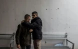 Un Palestinien en pleurs à la morgue avant les funérailles d'un proche à Arraba en Cisjordanie occupée le 23 janvier 2024