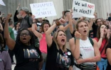 Des manifestants contre la confirmation du juge Brett Kavanaugh rassemblés devant la Cour suprême à Washington le 6 octobre 2018 