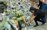 Des bouquets de fleurs à la mémoire d'Elizabeth II déposés devant le consulat britannique à Hong Kong