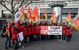 Des syndicalistes de la CGT du groupe d'habillement Vivarte manifestent contre un plan de licenciements, le 5 janvier 2017 devant le ministère de l'Industrie à Paris