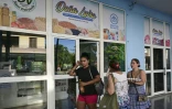Des clientes à l'entrée d'un "marché de quartier" à La Havane, le 5 octobre 2026 à Cuba