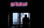 Un policier en faction devant le Bataclan qui rouvrait ses portes, le 12 novembre 2016, pour un concert de Sting un an après l'attaque qui avait fait 90 morts lors du concert des Eagles of Death Metal le 13 novembre 2015