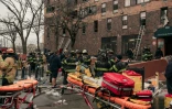 Les secours devant un immeuble du quartier du Bronx, à New York, où s'est déclenché un violent incendie ayant fait au moins 19 morts le 9 janvier 2021
