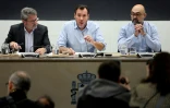 Le ministre espagnol des Transports, Óscar Puente (c), lors d'une conférence de presse, le 30 octobre 2026 à Madrid