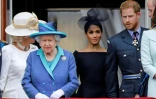 Le Prince Harry et sa femme Meghan derrière la reine Elizabeth II lors d'une cérémonie officielle à Londres le 10 juillet 2018