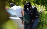 Des policiers chargent une caisse de munitions appartenant à l'ETA, à Biarritz, le 28 mai 2015