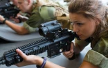 Une conscrite de l'armée norvégienne lors d'un entraînement à Setermoen dans le nord de la Norvège le 11 août 2016