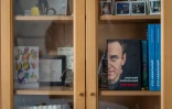 L'autobiographie du défunt chef de l'opposition russe Alexei Navalny, intitulée "Patriote", est exposée sur une étagère dans l'appartement de la militante d'opposition russe Khelga Pirogova à Vilnius, le 3 février 2026.