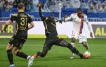 Le défenseur montpelliérain Mamadou Sakho intervient devant l'attaquant camerounais de Lyon Karl Toko-Ekambi, lors de la 34e journée de Ligue 1, le 23 avril 2022 au Groupama Stadium à Décines-Charpieu