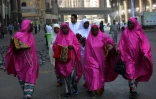 Des fidèles musulmanes venues effectuer le hajj marchent à La Mecque le 16 août 2018
