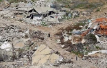Des habitants libanais de retour dans leur village, au milieu des décombres à Aadaïssé, au Liban, le 18 février 2025