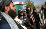 Des combattants talibans travaillant comme policiers contrôlent des personnes le 3 octobre 2021 à Kaboul