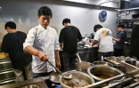 Le chef Thitid "Ton" Tassanakajohn dans les cuisines de son restaurant Le Du, le 23 juin 2023 à Bangkok, en Thaïlande