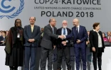 Patricia Espinosa, Majid Shafiepour Motlagh, Xie Zhenhua et Miguel Arias Canete et le président de la COP24, Michal Kurtyka, à la fin de la dernière session du sommet COP24 à Katowice le 15 décembre 2018