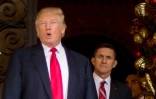 Le président américain Donald Trump et son conseiller à la Sécurité nationale Michael Flynn (d), le 21 décembre 2016 à Mar-a-Lago, à Palm Beach, en Floride