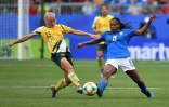 La milieu de terrain du Brésil Formiga (d) à la lutte avec celle de l'Australie au Mondial-2019, le 13 juin 2019 à Montpellier