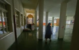 Une religieuse dans les couloirs vides de l'école Notre-Dame-de-Lourdes, à Zahle, au Liban, le 30 juin 2020