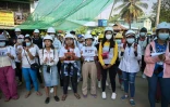 Des manifestants contre le coup d'Etat militaire, le 6 mars 2021 à Rangoun, en Birmanie