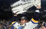 Vladimir Tarasenko des St. Louis Blues soulève la Stanley Cup après la victoire des Blues sur les Bruins de Boston le 12 juin 2019 à Boston. (ARCHIVES)